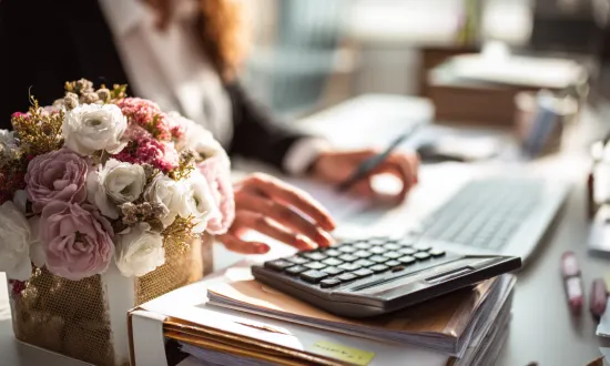 28 ноября - какие букеты и подарки подходят ко Всемирному дню сострадания и Дню профессионального бухгалтера